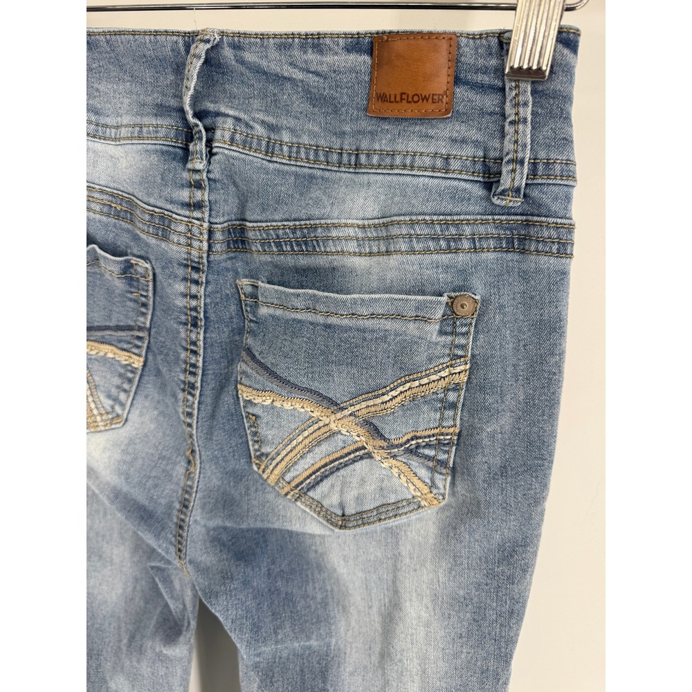 WallFlower Luscious Curvy Fit Bootcut Jeans Light Wash Blue Size 5 Long - Picture 4 of 7